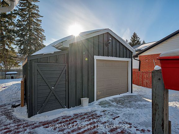 3rd image of 40 Blenheim St