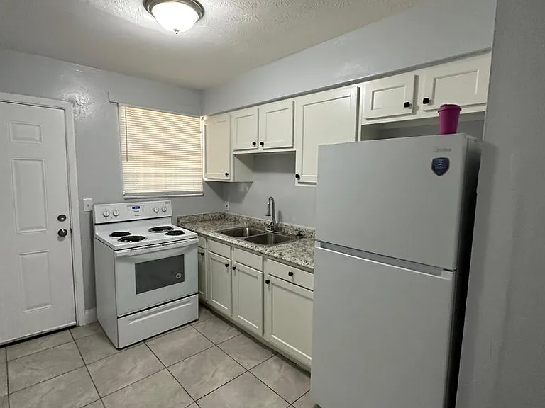 1625 W 26th St — Photo 39