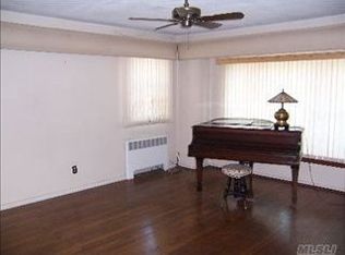 828 Park Ln S, Franklin Square, NY 11010