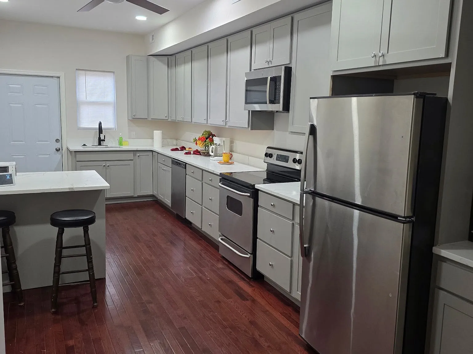 4 bed, 3.5 bath, $2,400 — Photo 2