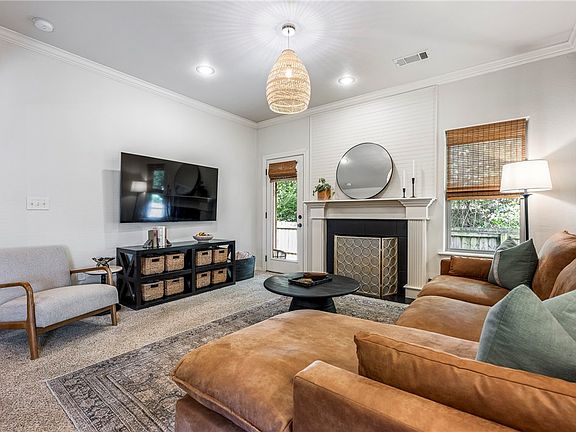 3rd image of 2663 N Valencia Ave