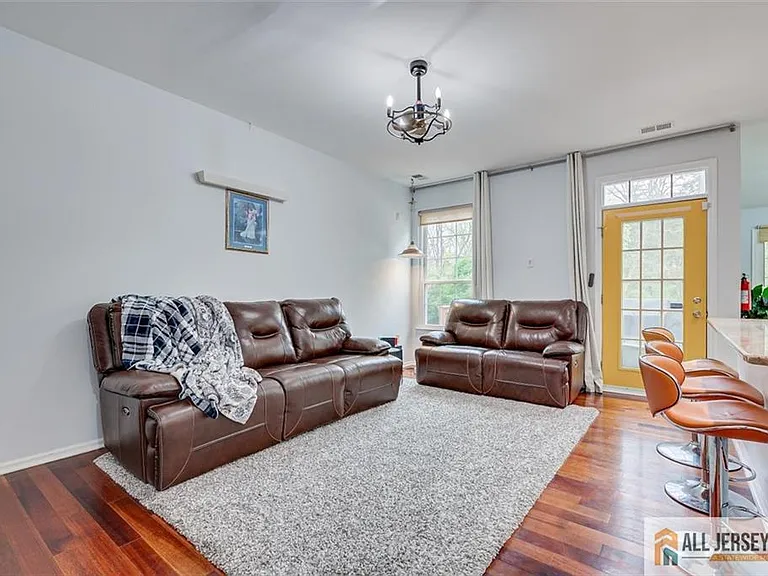 7 Stanford Dr — Photo 17