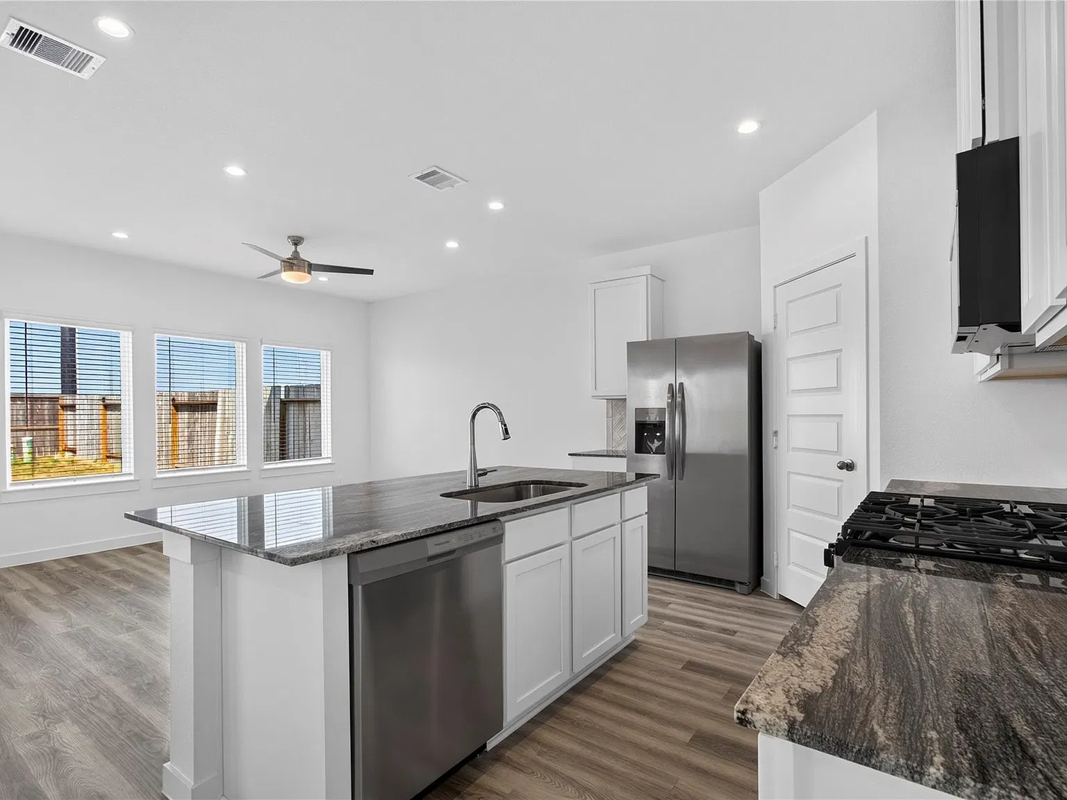 3 bed, 2.5 bath, 1586 sqft, $2,300 — Photo 3