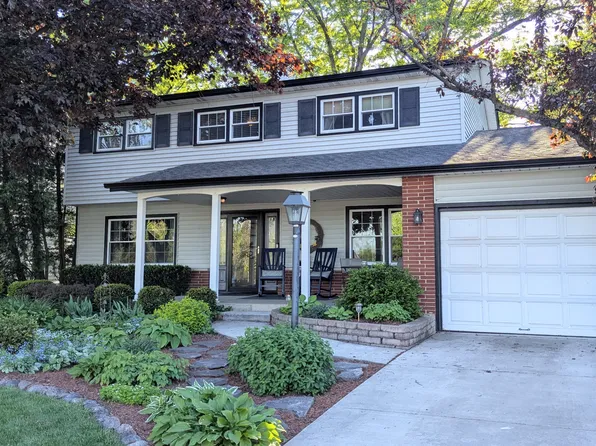 1306 N Burning Bush Ln, Mount Prospect, IL 60056