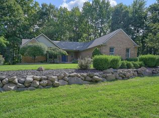 101 Moon Ridge Dr, Milford, MI 48380