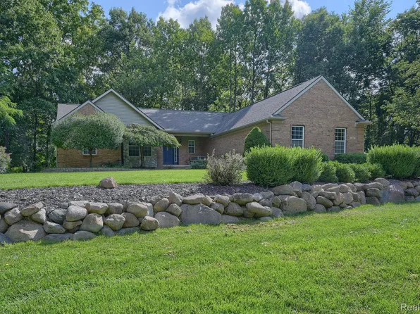 101 Moon Ridge Dr, Milford, MI 48380