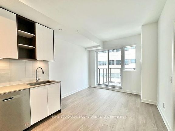 2nd image of 543 Richmond St W #933
