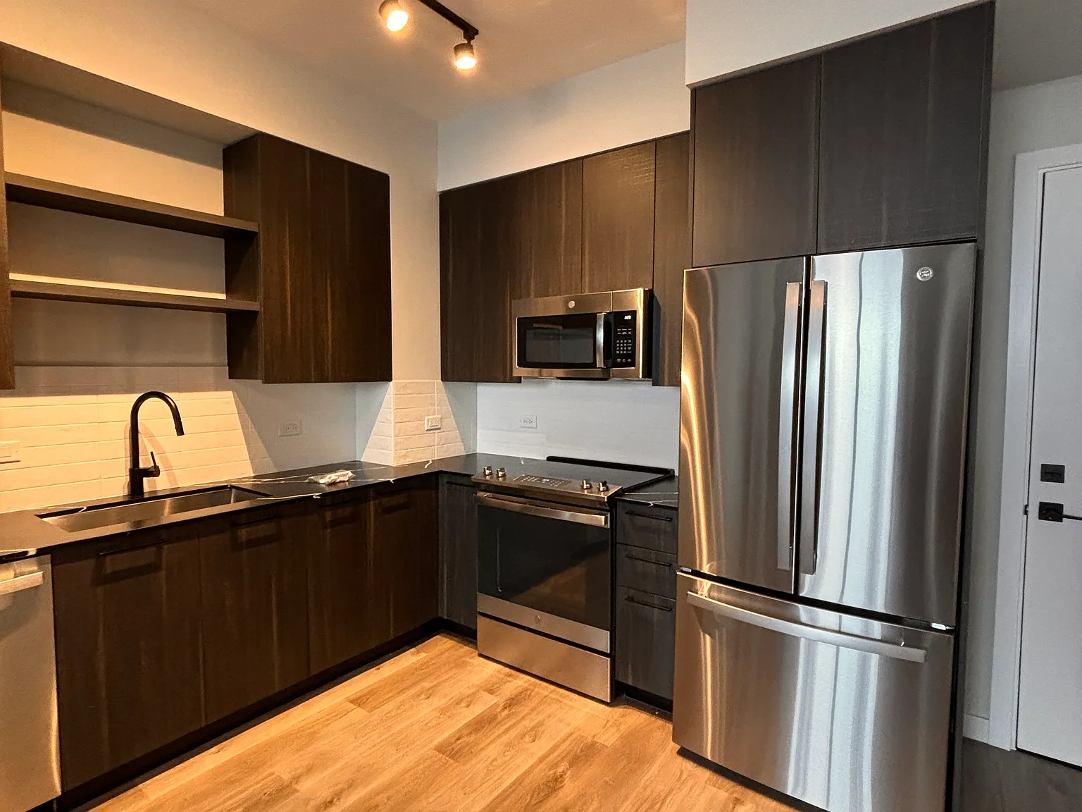 1 bed, 780 sqft, $2,400 — Photo 2