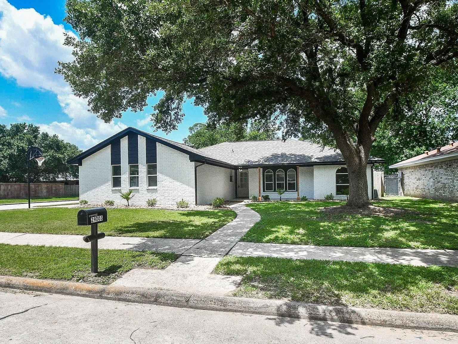3 bed, 2.0 bath, 1636 sqft, $2,200 — Photo 1