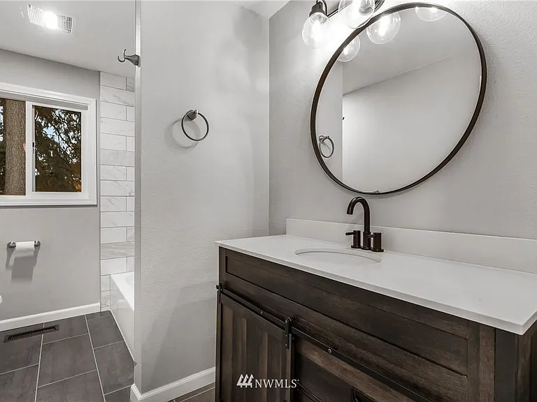 1034 Newport Ct NE — Photo 12