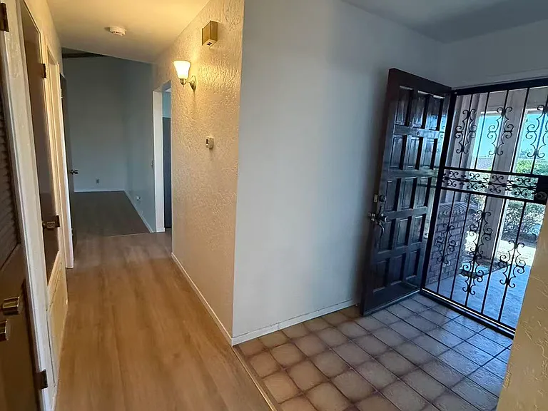 933 E Lincoln Ave — Photo 17