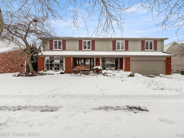 741 Briarcliff Dr, Grosse Pointe Woods, MI 48236
