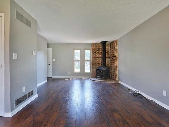 4th image of 805 Mistletoe Ct