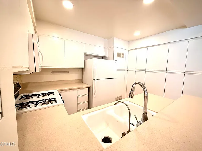 360 S Los Robles Ave #9 — Photo 13