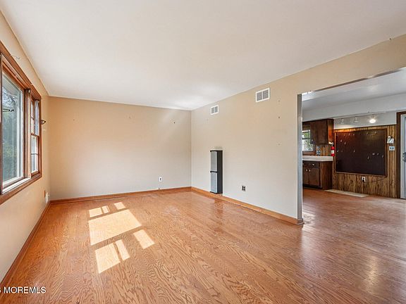 5th image of 22 Meadowbrook Avenue