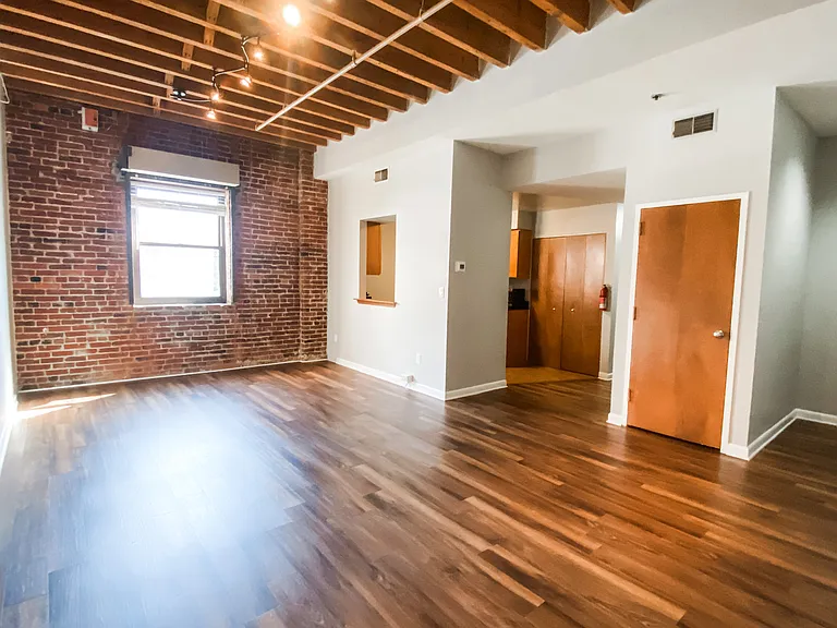 225 Arch St — Photo 12