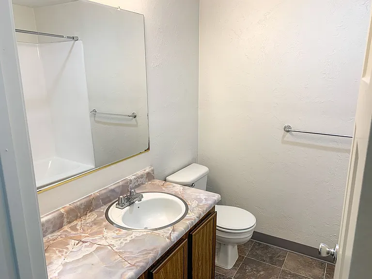 Apartment in West Salem near banks, shopping areas, bus lines, and downtown! ~ Colonial — Photo 60