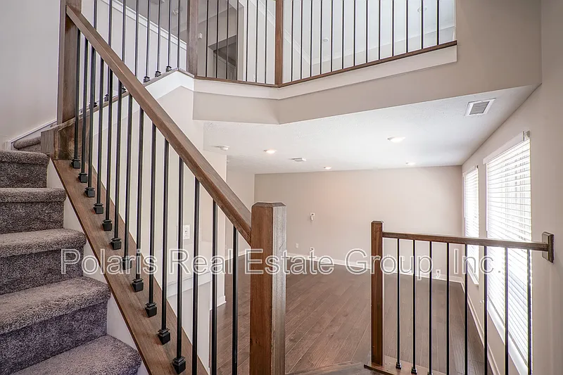3 bed, 4.0 bath, 2090 sqft, $3,150 — Photo 3
