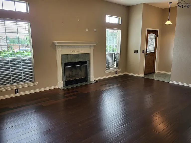 404 Swenson St — Photo 2