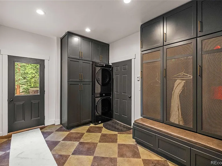 53 Rena Rd — Photo 2