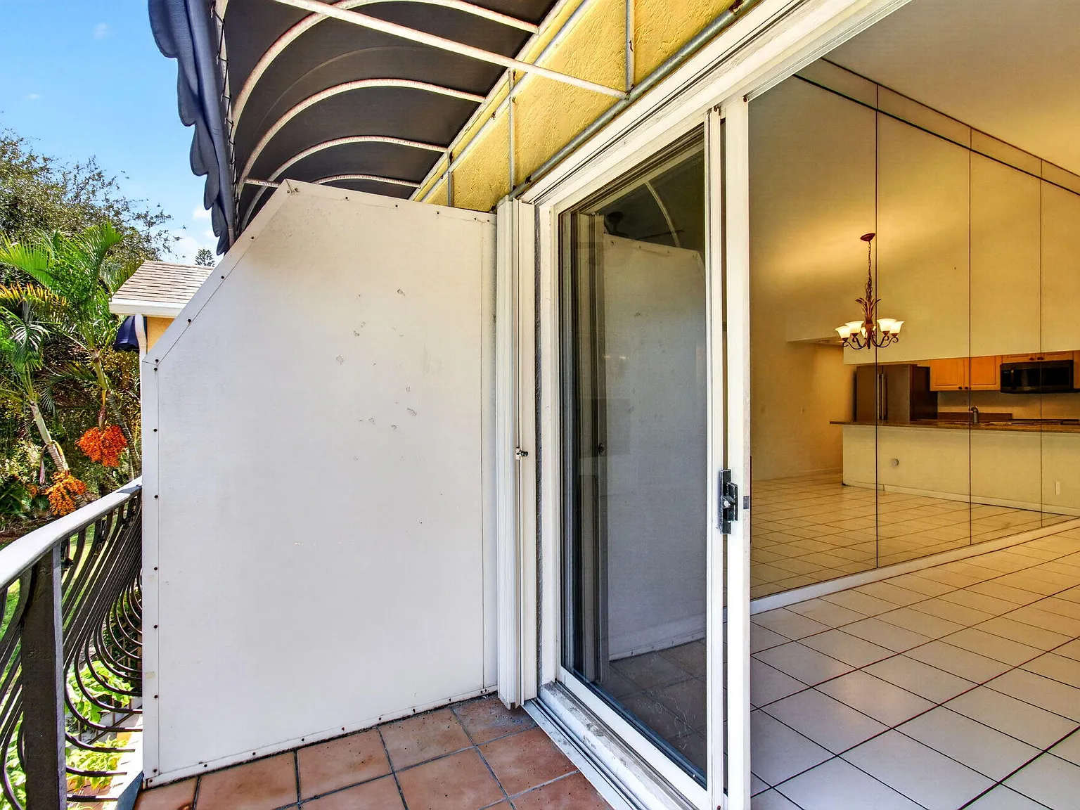 3 bed, 2.0 bath, 1024 sqft, $2,200 — Photo 3
