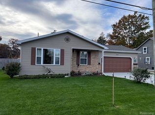 5507 Lakeshore Rd, Fort Gratiot, MI 48059