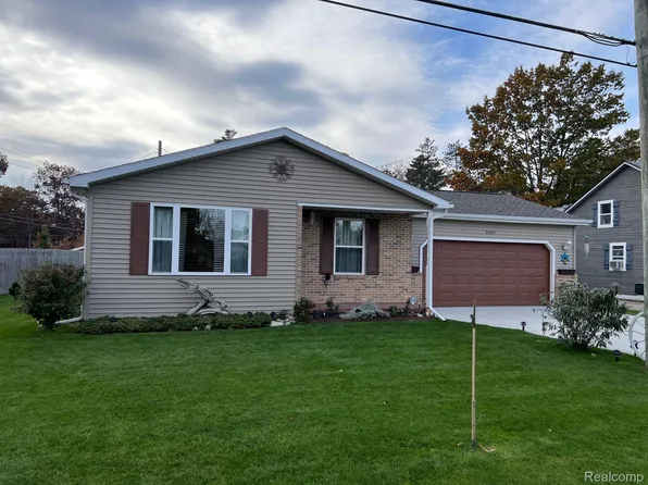 5507 Lakeshore Rd, Fort Gratiot, MI 48059