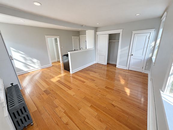 5th image of 320 Rochelle Ave APT 44