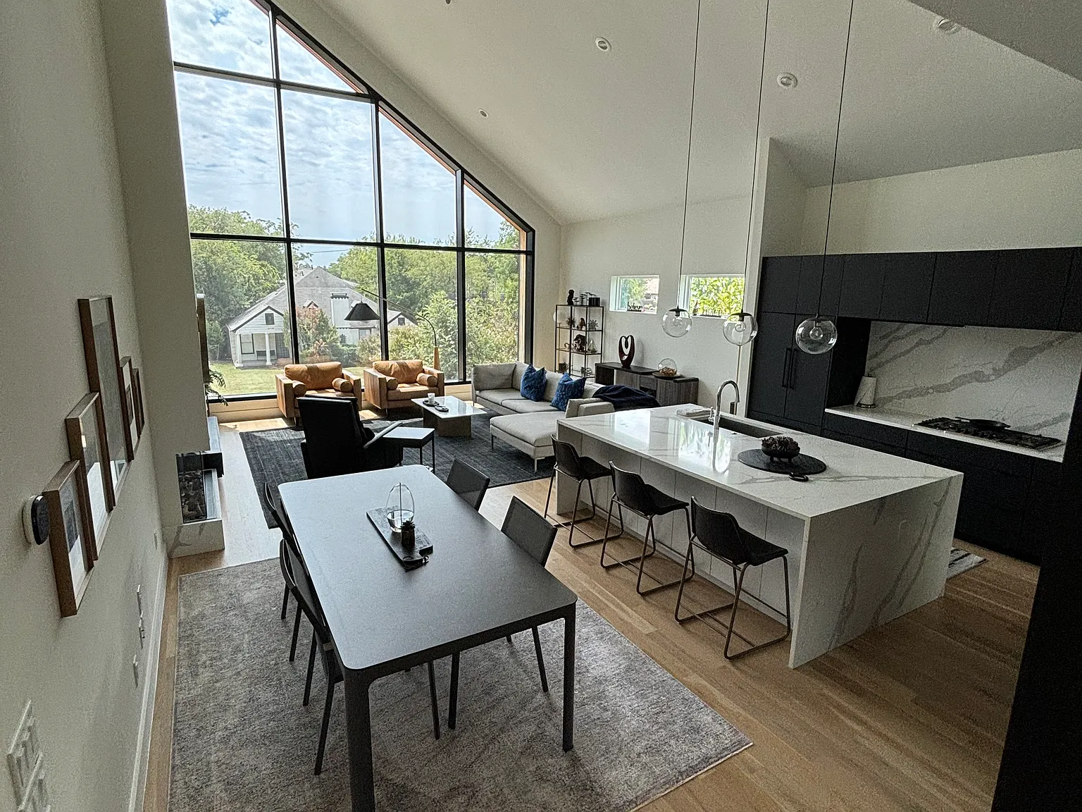 3 bed, 4.5 bath, 3000 sqft, $8,000 — Photo 2