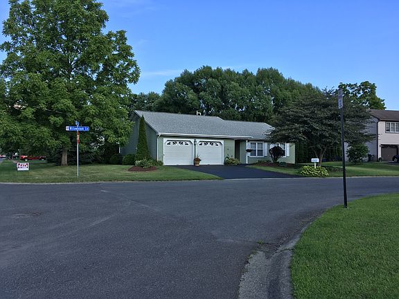 2nd image of 19 Willowbrook Ln