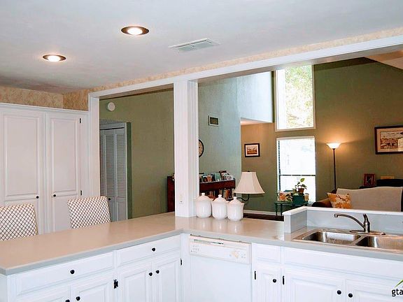 3rd image of 512 Southgate Dr