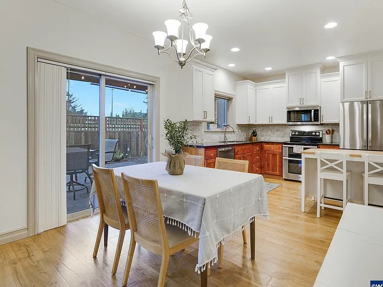 2078 SW Kendra St — Photo 2