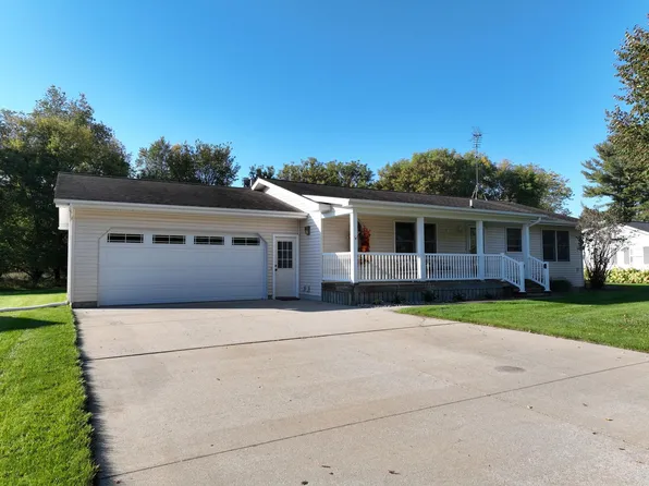 117 Charlotte St, Edmore, MI 48829