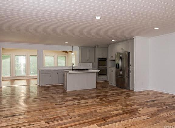 3rd image of 410 Chestnut Ln