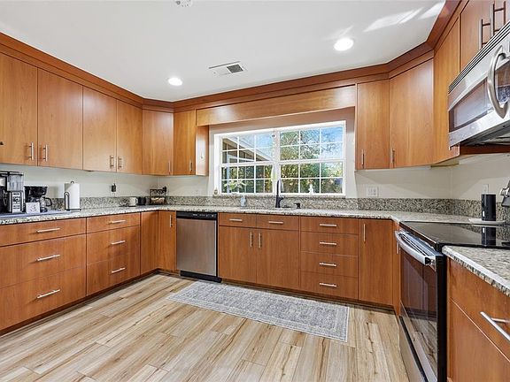 5th image of 812 NW 36th Ter