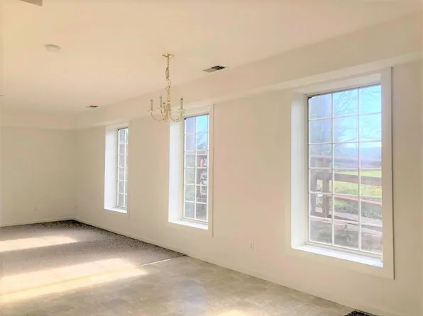 457 Hickory Valley Rd, Stroudsburg, PA 18360