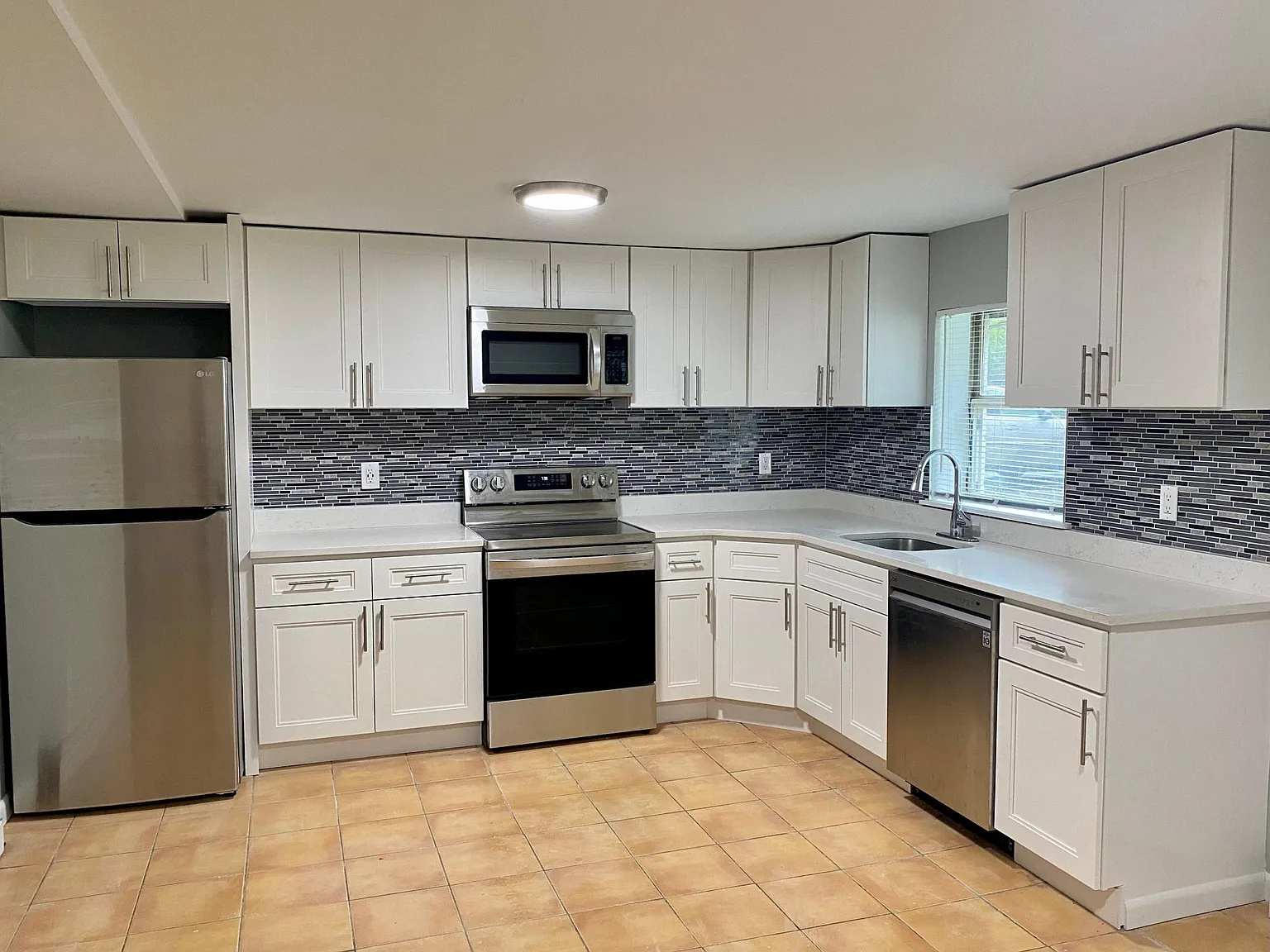 2 bed, 940 sqft, $3,100 — Photo 4