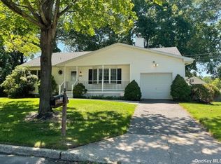 28 Crown Acres Rd, Centereach, NY 11720