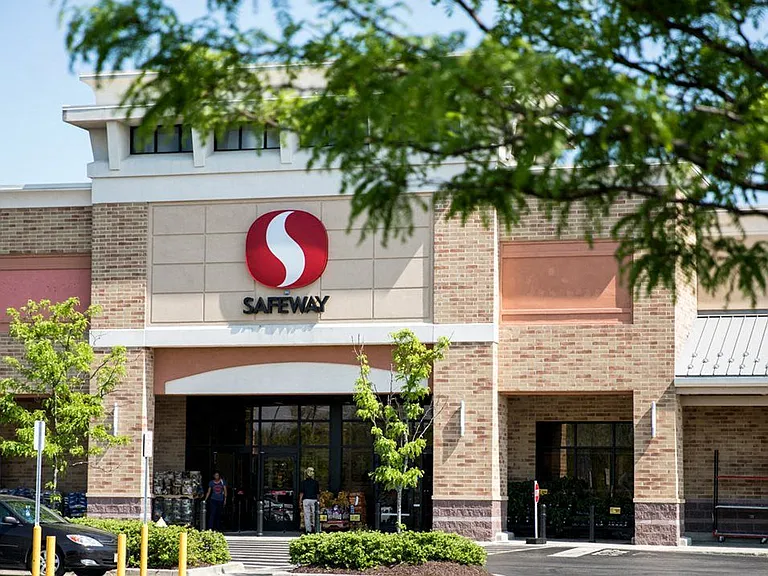 Easy Access To Local Retail, Fitness, & Entertainment