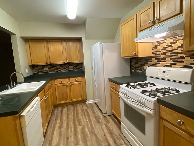 995 Symphony Dr — Photo 5