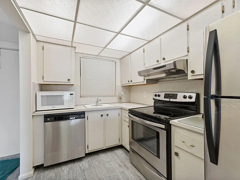 1638 Embassy Dr #410 — Photo 7