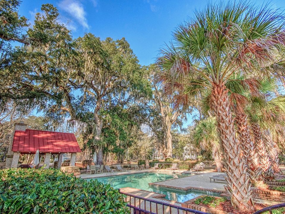 2nd image of 440 Commons Cir