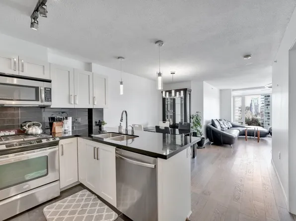 2133 Douglas Rd #1106, Burnaby, BC V5C 0E9