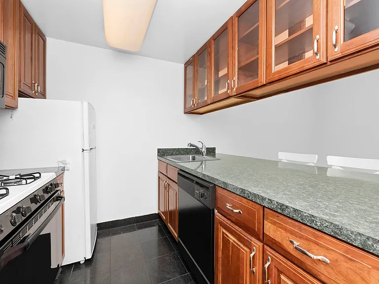 335 E 54th St #2R — Photo 10