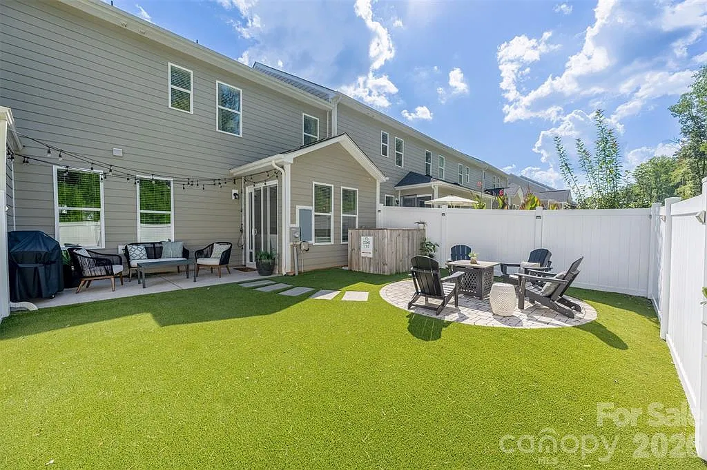 3 bed, 1928 sqft, $2,450 — Photo 1