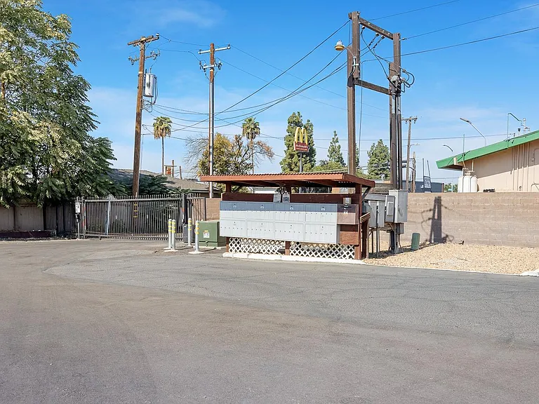 1719 W Olive #33 — Photo 30