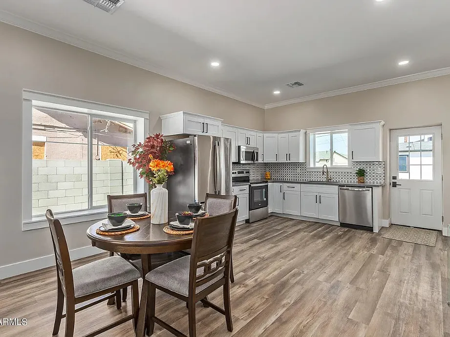 3 bed, 1200 sqft, $2,400 — Photo 3