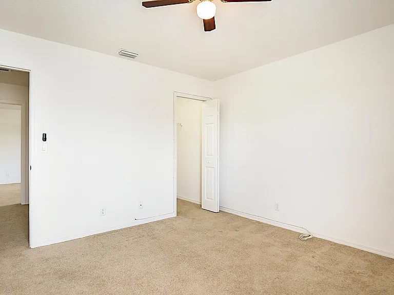 617 SE Karrigan Ter — Photo 38