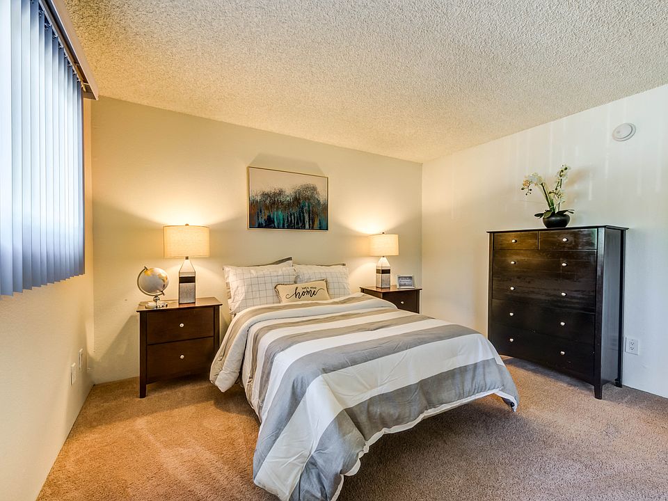 One bedroom apartment bedroom in Studio City, CA at the Vista Pointe II Apartments. Spacious one bedroom floorplan offers ample storage and natural light.