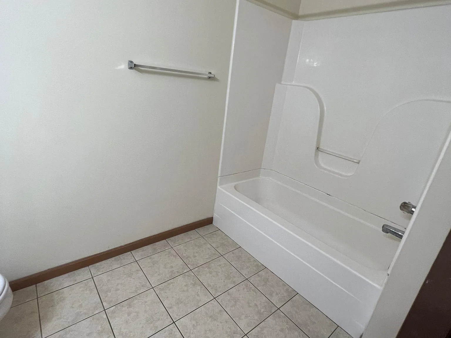 3 bed, 1000 sqft, $1,180 — Photo 4